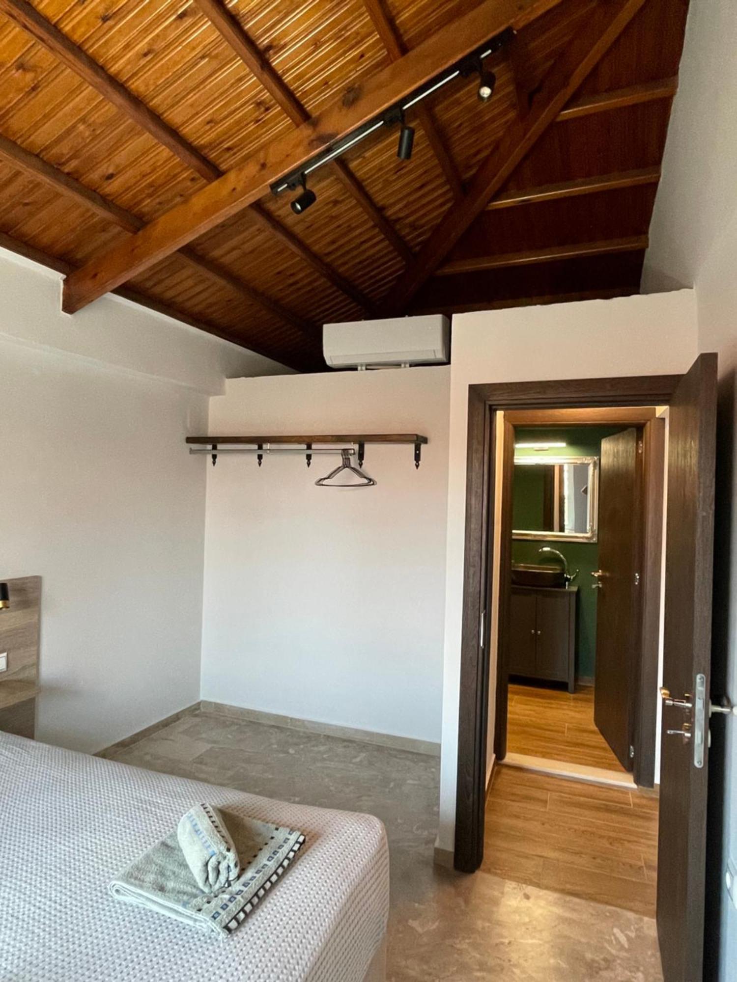 Q Apartments Molyvos Митимна Екстериор снимка