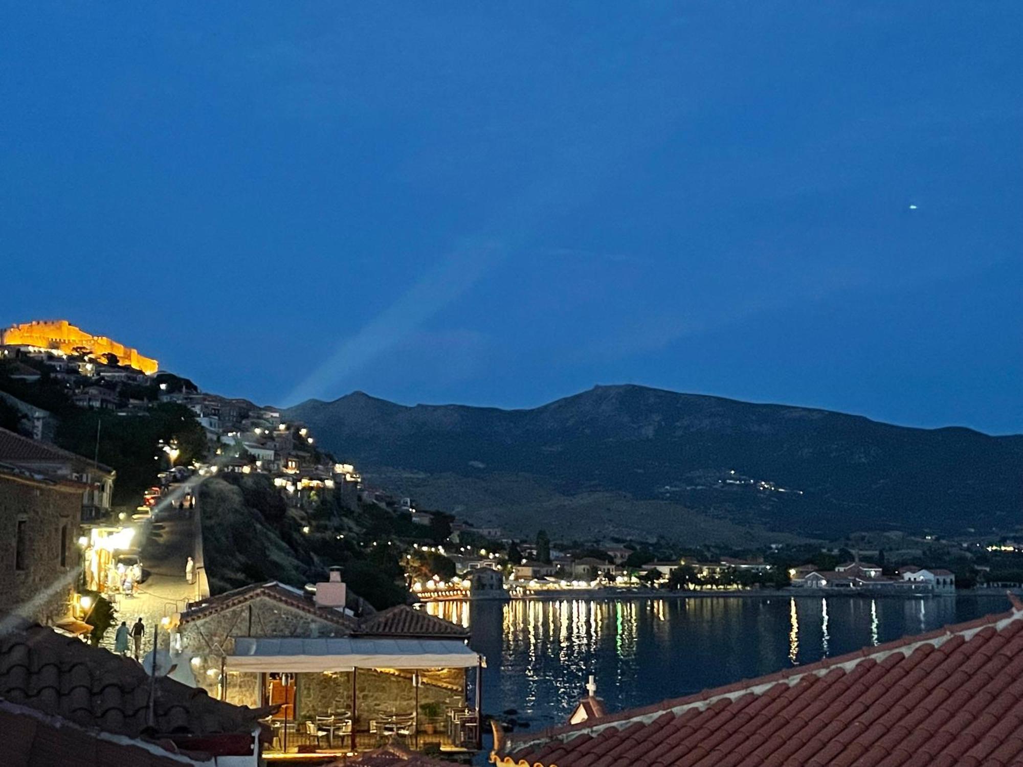 Q Apartments Molyvos Митимна Екстериор снимка