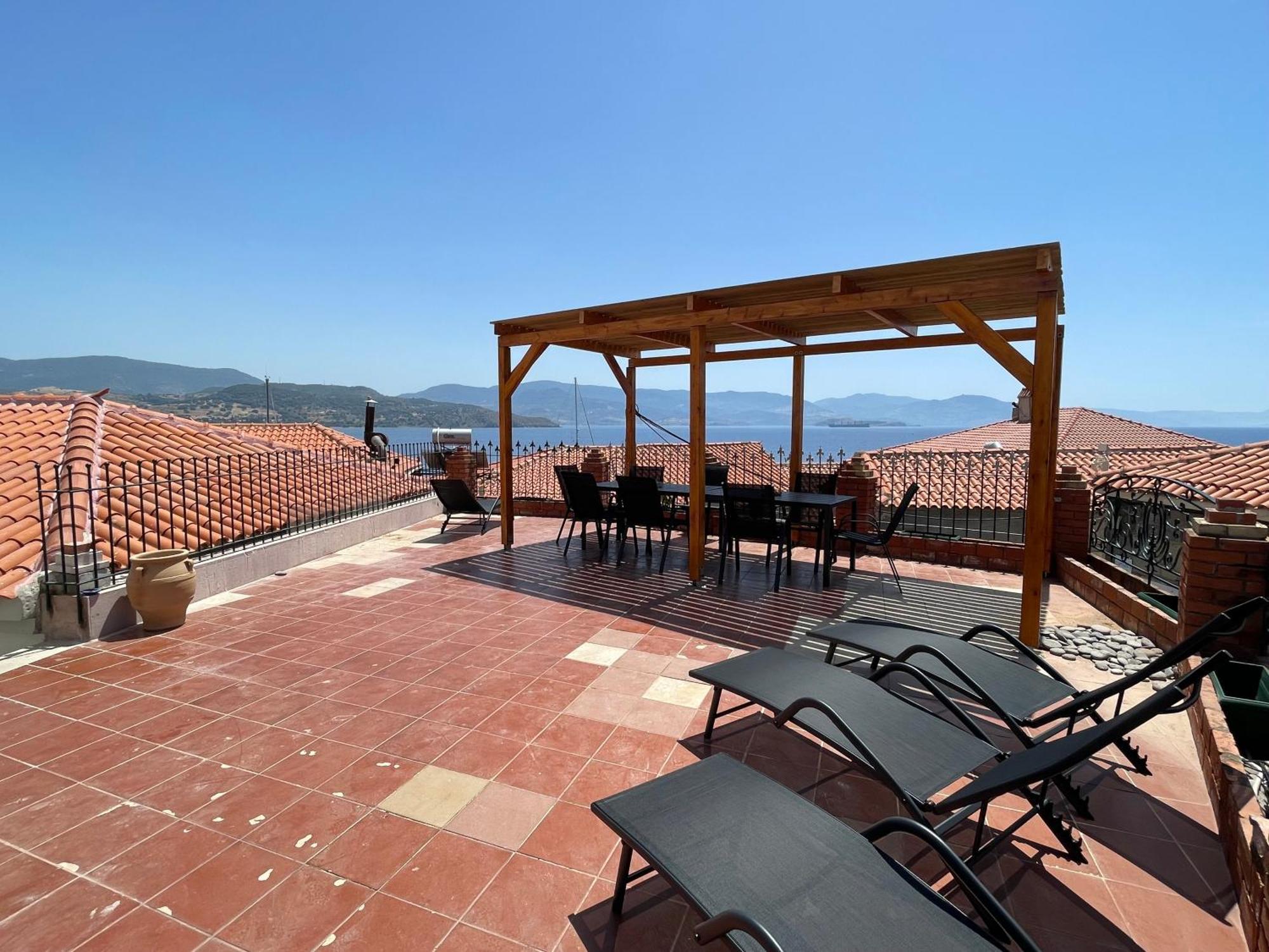 Q Apartments Molyvos Митимна Екстериор снимка